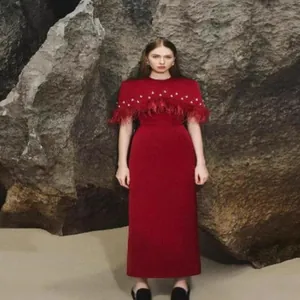 Elegante vestido bandage rojo vino con capa de plumas de avestruz y pedrería