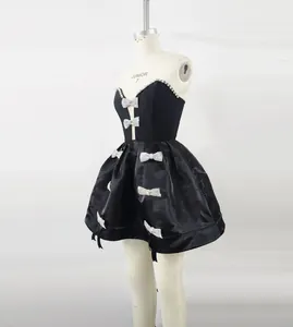 Gedetailleerd zijaanzicht van een elegante zwarte strapless mini-jurk met strikken