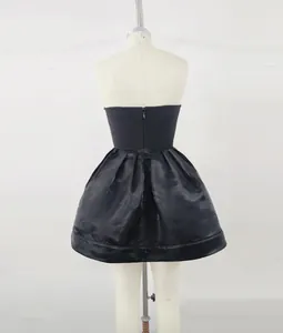 Achteraanzicht van een elegante zwarte strapless avondjurk met een satijnen rok