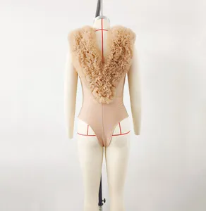 Πίσω όψη κομψού nude mesh bodysuit με μεγάλες λεπτομέρειες με βολάν σε σχήμα V