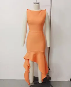 Elegante abito in maglia arancione con un dettaglio unico di balze asimmetriche
