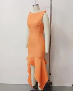 Vista dettagliata di un elegante abito in maglia arancione con orlo a balze irregolare