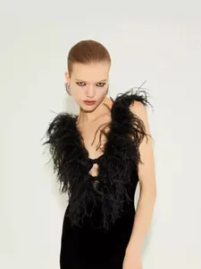 Luxe zwarte bandagejurk met echte struisvogelveren bies en een elegant strikdetail