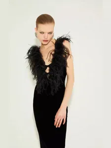 Elegante zwarte bandagejurk met struisvogelveren en strikaccenten voor luxe avondevenementen.