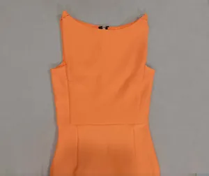 Dettaglio del corpino e della scollatura di un elegante abito in maglia arancione