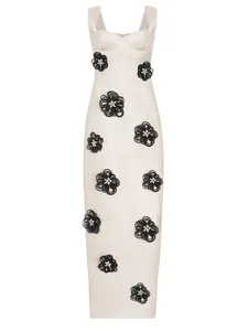 Κομψό κρεμ βραδινό φόρεμα με μαύρα τρισδιάστατα λουλούδια και φαρδιές τιράντες