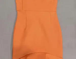 Primo piano di un abito in maglia arancione che mostra la trama e i dettagli della vita