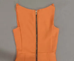 Dettaglio posteriore del vestito in maglia arancione senza maniche con cerniera nera