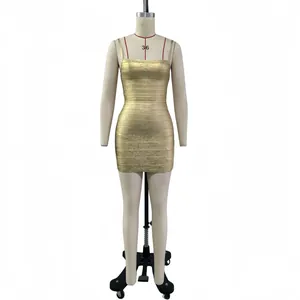 Vestito bandage color champagne con scollo quadrato su manichino, abito corto attillato.