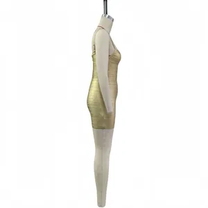 Vista laterale di un mini abito bandage oro champagne con spalline sottili e vestibilità aderente