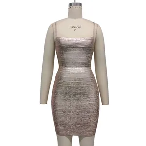 Vista dettagliata dell'abito corto fasciante champagne gold su un manichino sartoriale bianco
