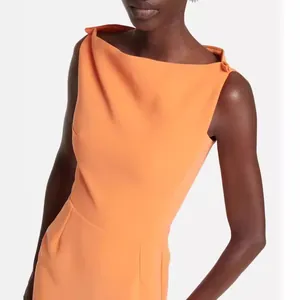 Elegante abito in maglia arancione con scollo irregolare e design senza maniche lungo