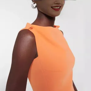 Elegante abito lungo in maglia arancione senza maniche con taglio irregolare stile francese
