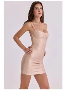 Vista dettagliata del mini abito a bende color oro champagne con spalline sottili e scollo.
