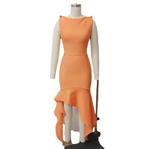 Elegante abito lungo in maglia arancione con orlo asimmetrico a balze e design senza maniche