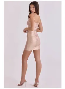 Vista posteriore di un mini abito bandage color champagne con scollo quadrato e vestibilità