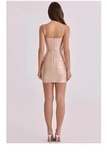 Vista posteriore di un mini abito bandage oro champagne con scollo quadrato e aderente