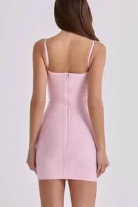 Vista posteriore dettagliata di un abito bandage rosa con spalline sottili e cerniera