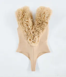 Λεπτομέρεια κομψού μπεζ bodysuit με V λαιμόκοψη και βολάν από τούλι, Maillard στυλ.