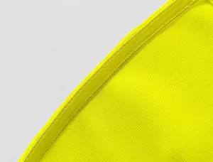 Makro-Nahaufnahme des neongelben Bandage-Kleid-Stoffs mit feiner Stricknaht-Textur