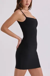 Vista laterale dettagliata di un mini abito bandage nero con scollo quadrato e spalline