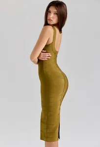 Seitenprofil eines olivgrünen Bodycon-Bandagekleids mit U-Ausschnitt und enger Passform