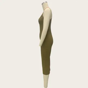 Detailansicht eines stilvollen olivgrünen U-Ausschnitt Bandage-Midikleids an einer Puppe