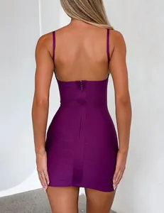 Vista posteriore di un vestito bandage viola sexy con spalline sottili e zip