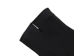 Detaillierte Makroansicht einer schwarzen Bandagekleid-Manschette mit elegantem Schlitz-Design