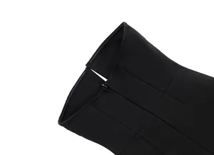 Nahaufnahme des unsichtbaren Reißverschlusses und Stoffes am schwarzen Bandage-Kleid