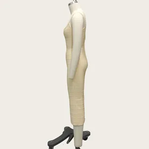 Detail der Seitenansicht eines schicken beigefarbenen Bandage-Midikleids auf einem Mannequin