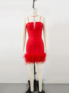 Rotes tiefes V-Ausschnitt Bandage-Minikleid mit luxuriösem Straußenfeder-Saum