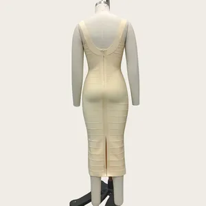 Rückansicht eines beigefarbenen Bodycon-Bandagekleides mit U-Rücken und Trägern