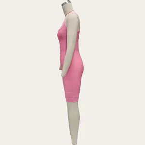 Seitenansicht des rosa Bandage-Bodycon-Kleides mit feiner Rippstruktur und schmaler Passform