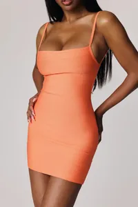 Dettaglio di un abito a fascia bodycon arancione con scollo quadrato e spalline sottili