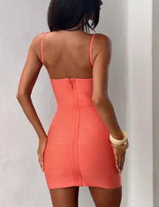 Vista posteriore di un mini abito bandage arancione corallo con spalline sottili e zip.