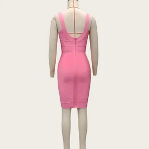 Detaillierte Rückansicht eines rosa Bandage-Kleides mit U-Ausschnitt auf Schneiderpuppe