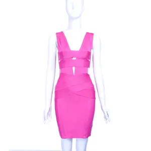 Vista dettagliata dello scollo a V e dei ritagli di un abito a fascia color fucsia