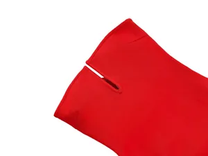 Nahaufnahme der feinen Nähte und des Schlitzdetails an einem roten Verbandskleid
