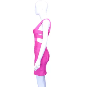 Profilo laterale dell'abito a bende fucsia con dettagli cut-out su manichino bianco