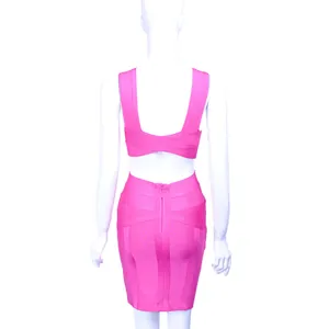 Vista posteriore dettagliata di un vestito a bende elastico rosa con cerniera e scollo