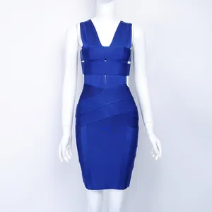 Elegante abito fasciante bodycon blu reale con scollo a V e ritagli in vita su manichino