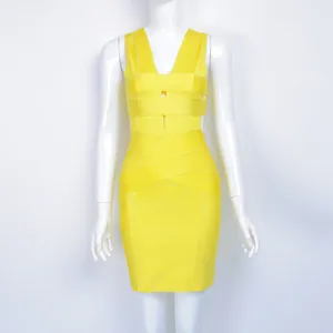 Vista dettagliata di un abito da cocktail a bende giallo vivace con scollo a V elegante