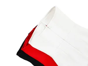 Nahaufnahme der Taillendetails eines Bandagekleides mit unsichtbarem Reißverschluss