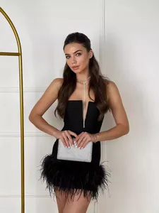 Elegantes schwarzes trägerloses Bandagenkleid mit tiefem V-Ausschnitt und Straußenfedern.