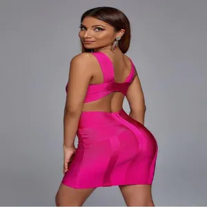 Dettaglio completo di un abito bandage fucsia che mostra la trama e il retro aperto