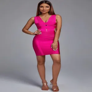 Abito da cocktail bandage senza maniche rosa acceso con scollo a V e silhouette sottile