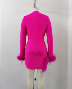 Lebhaftes fuchsiafarbenes langärmliges Minikleid mit Straußenfederbesatz an den Ärmeln