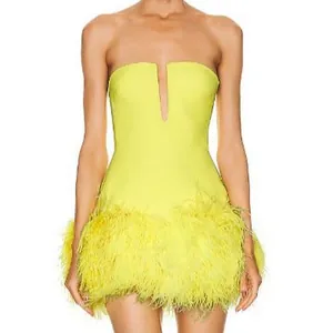 Gelbes trägerloses figurbetontes Minikleid mit Straußenfeder-Saum und V-Ausschnitt