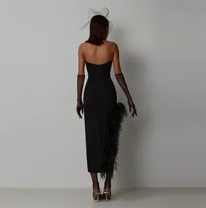 Elegante achteraanzicht van een zwarte strapless avondjurk met struisvogelveren trim.